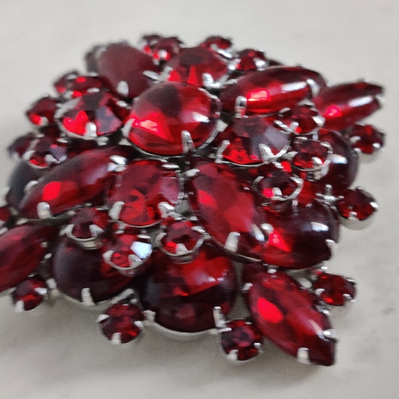 Exquisite Vintage Confirmed Juliana Garnet Red Glass Brooch - Picture 12 of 16
